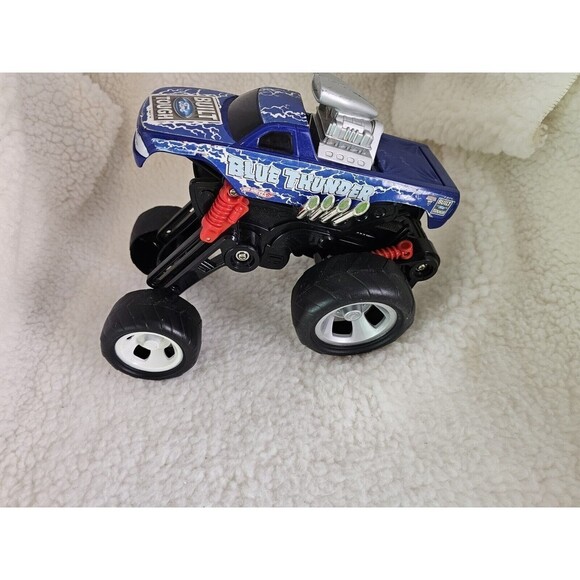 2004/05 Hot Wheels Monster Jam 1:24 BLUE THUNDER Diecast Monster Truck - Picture 11 of 13